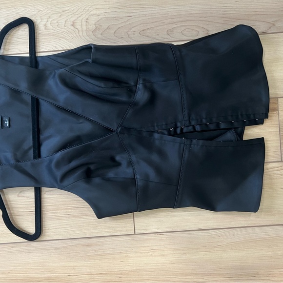 Aritzia Canapé satin peplum neck  Sleek Black Sleeveless Top small - Picture 9 of 15